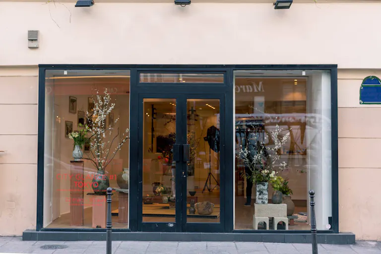 Corner Retail Space in Le Marais - Image 4