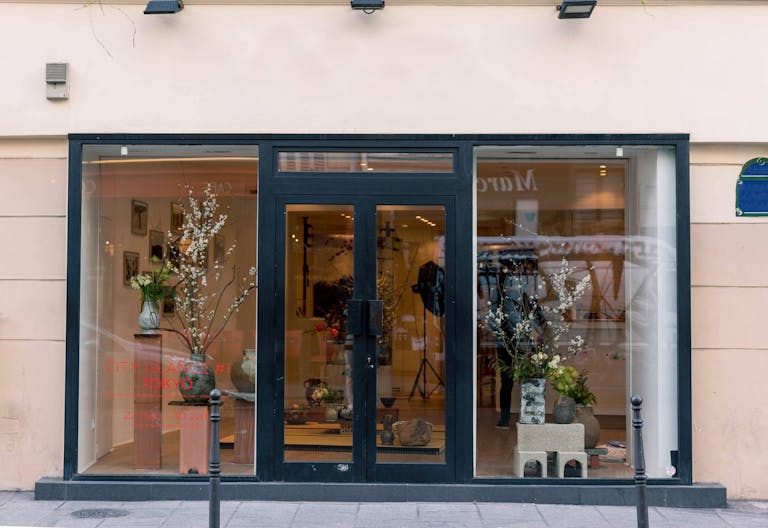 Corner Retail Space in Le Marais - Image 4