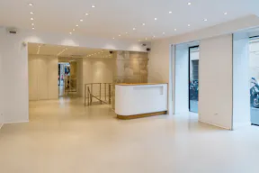 Corner Retail Space in Le Marais - Image 7