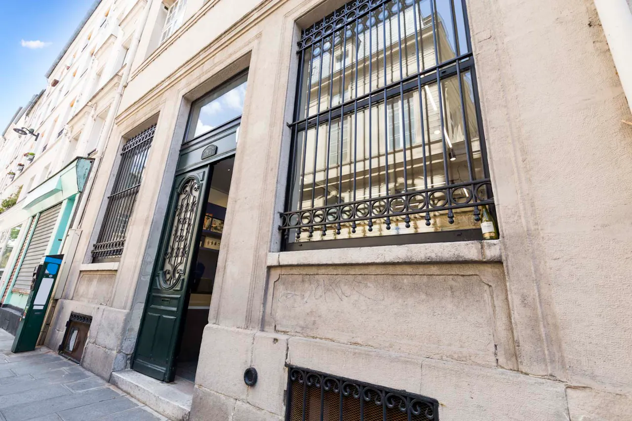 Showroom Near Square du Temple - Image 2