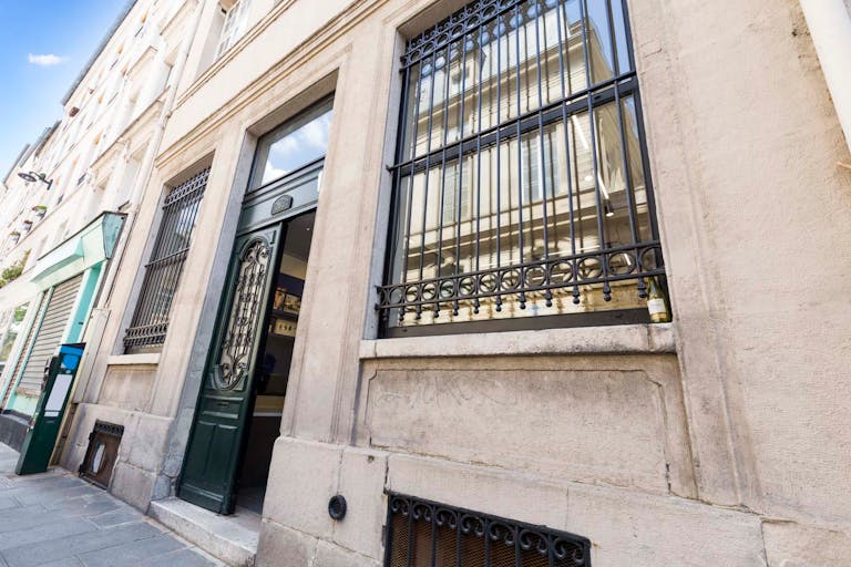 Showroom Near Square du Temple - Image 2