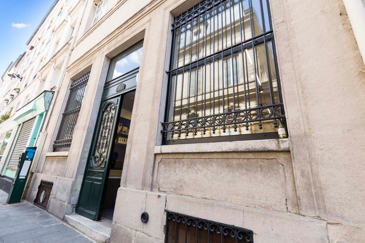 Showroom Near Square du Temple - Image 2