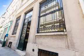 Stylish Retail Space in Le Marais - Image 4