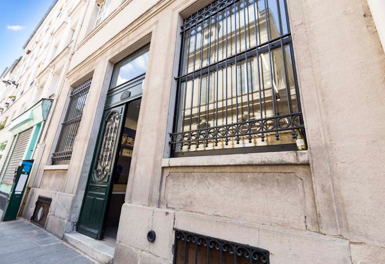 Stylish Retail Space in Le Marais - Image 4