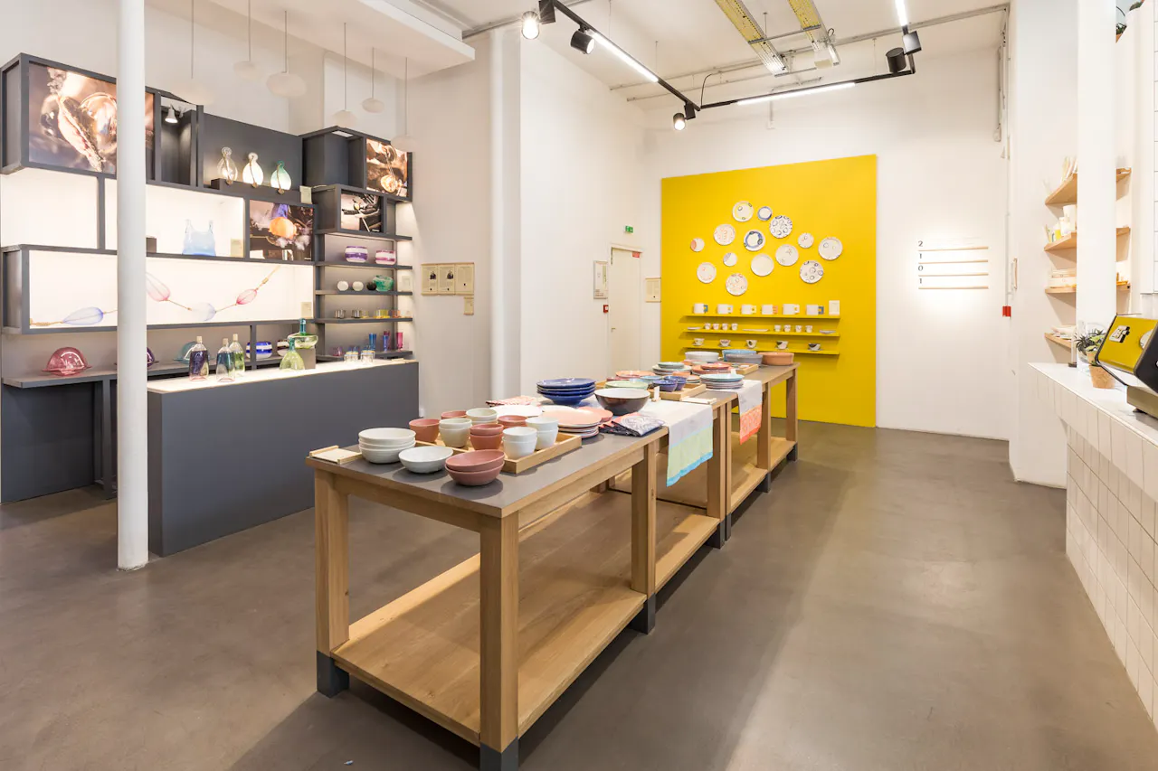 Café Style Space in Le Marais - Image 1