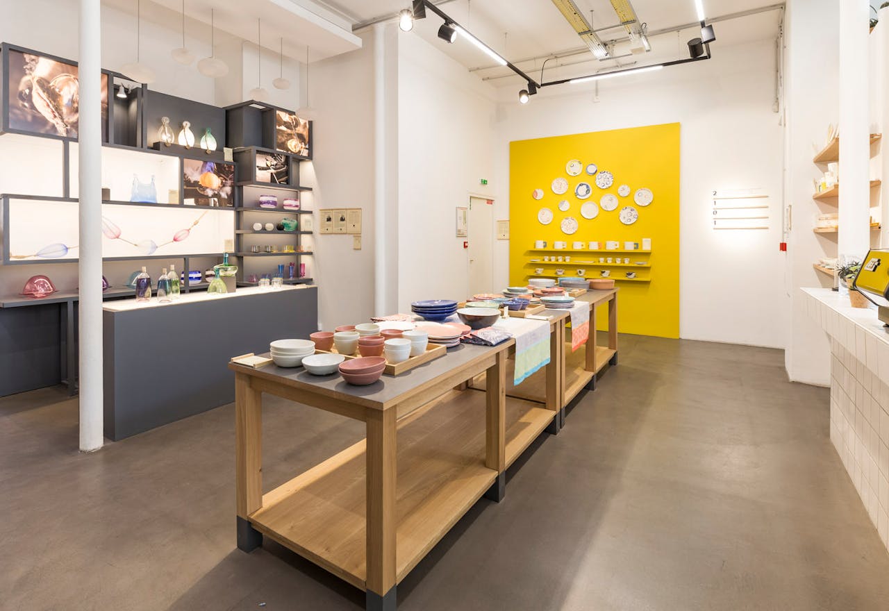 Café Style Space in Le Marais - Image 1