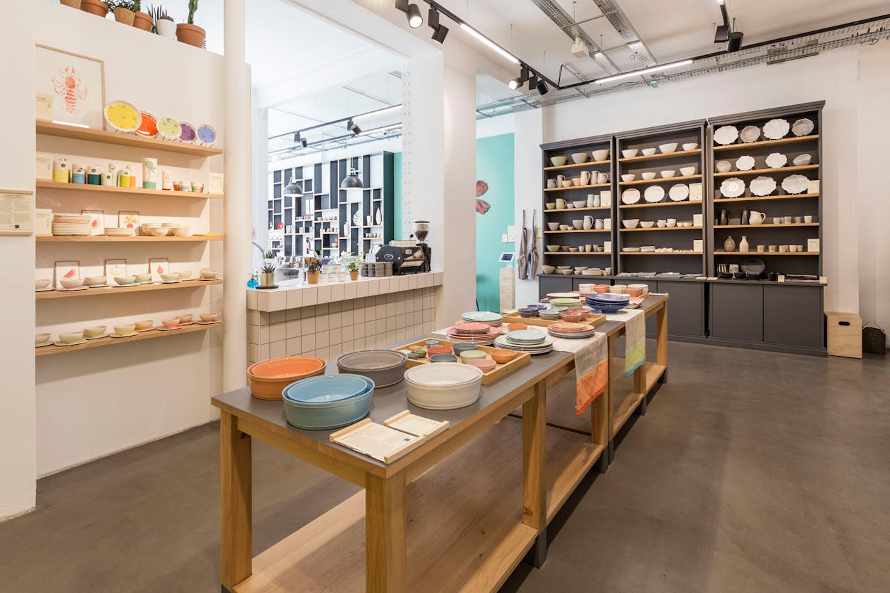 Café Style Space in Le Marais - Image 2