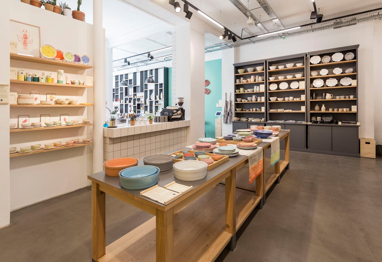 Café Style Space in Le Marais - Image 2