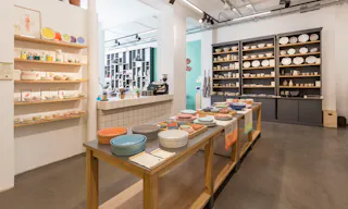 Café Style Space in Le Marais - Image 2