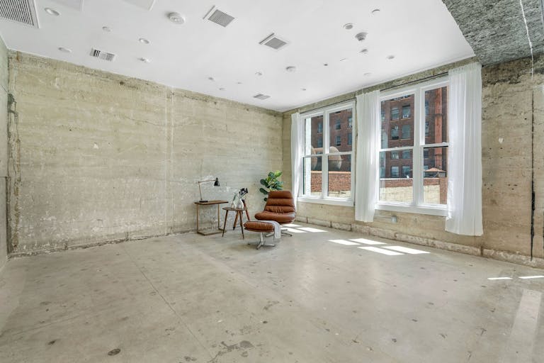 NATURAL LIGHT LOFT | DTLA SKYLINE VIEW | PRIVATE HAIR, MAKEUP AND VANITY SPACE - Image 2