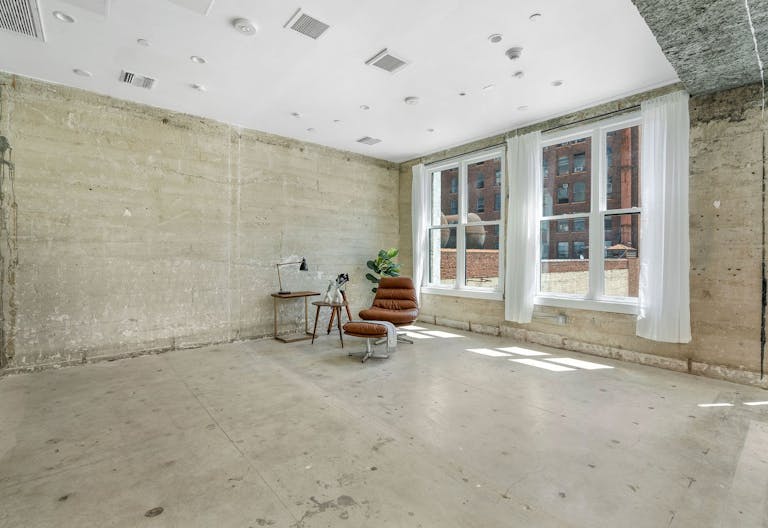 NATURAL LIGHT LOFT | DTLA SKYLINE VIEW | PRIVATE HAIR, MAKEUP AND VANITY SPACE - Image 2