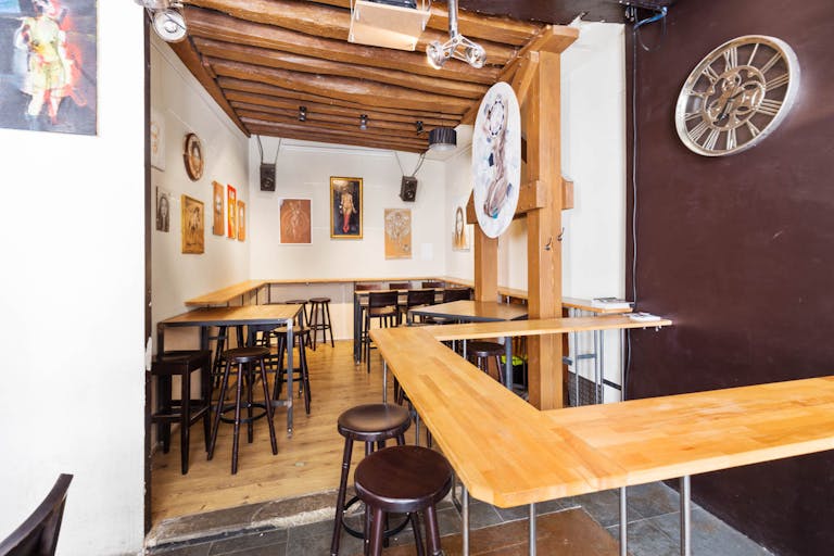 Bar Space in Paris 4th - Image 1