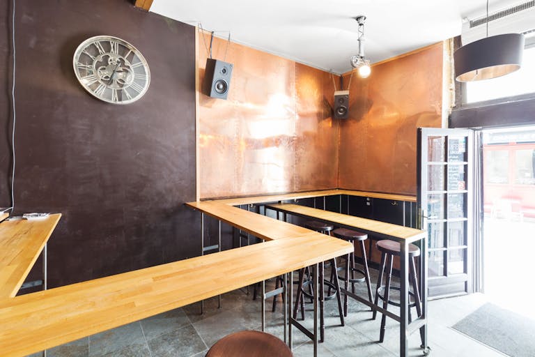 Bar Space in Paris 4th - Image 2