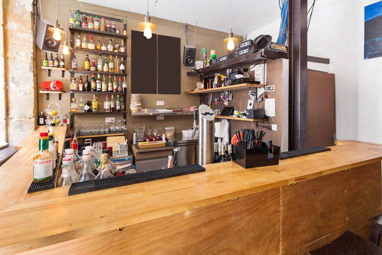 Bar Space in Paris 4th - Image 3