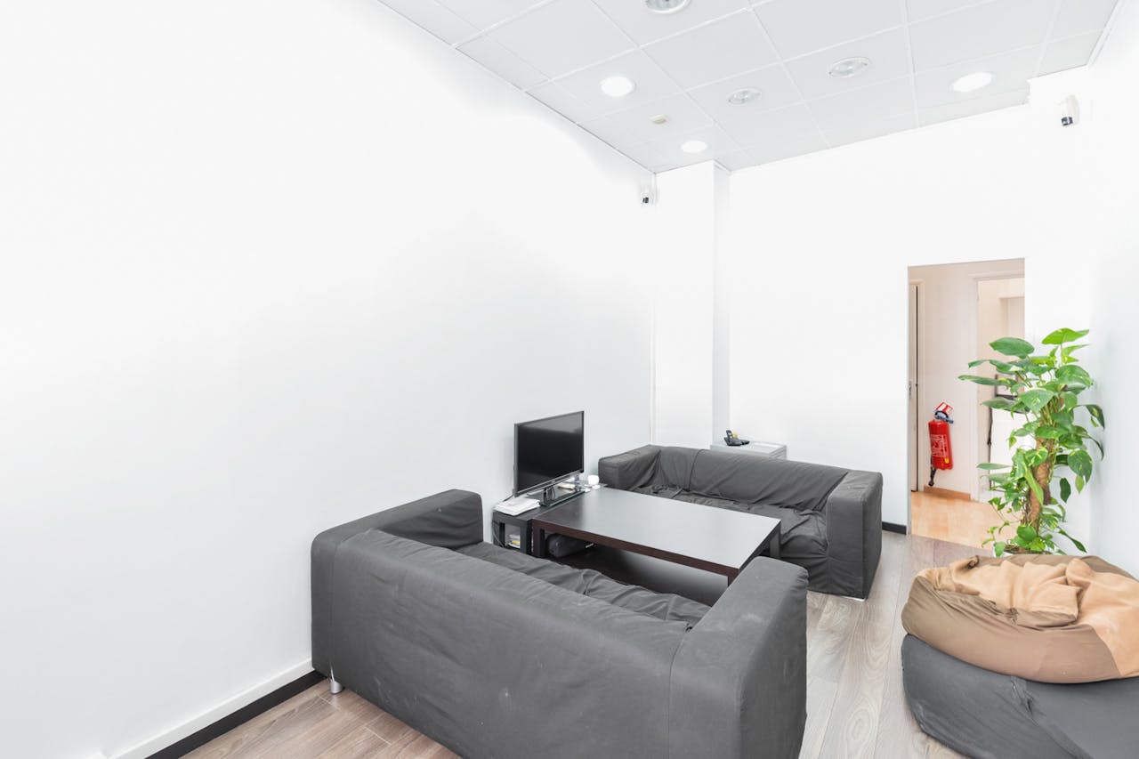 Welcoming Boutique in Paris 9th - Image 2