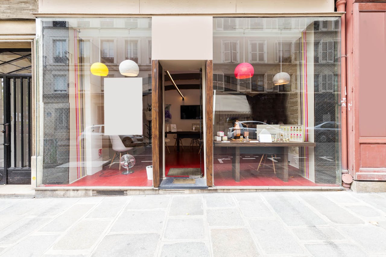 Retail Boutique in Paris 4th - Image 2