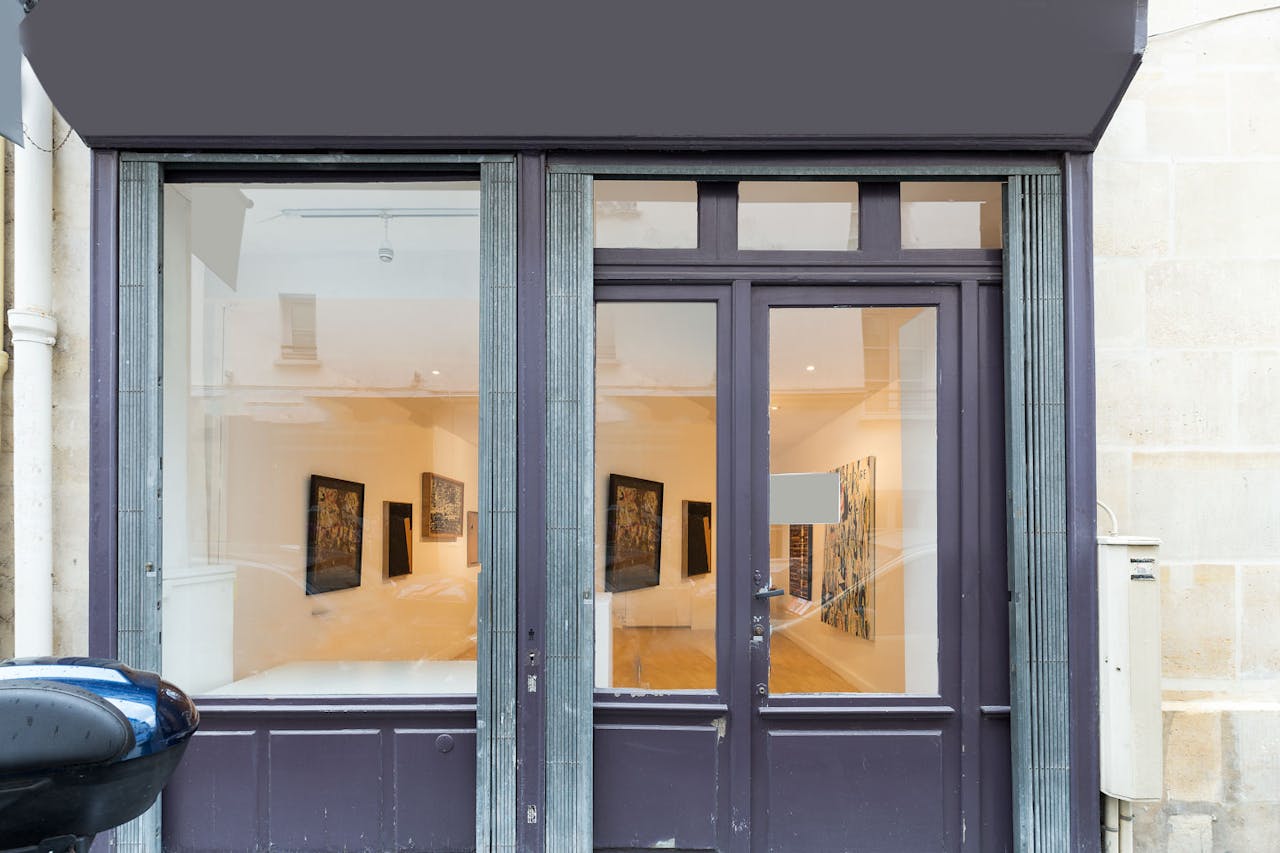 Artistic Retail Space in Le Marais - Image 2