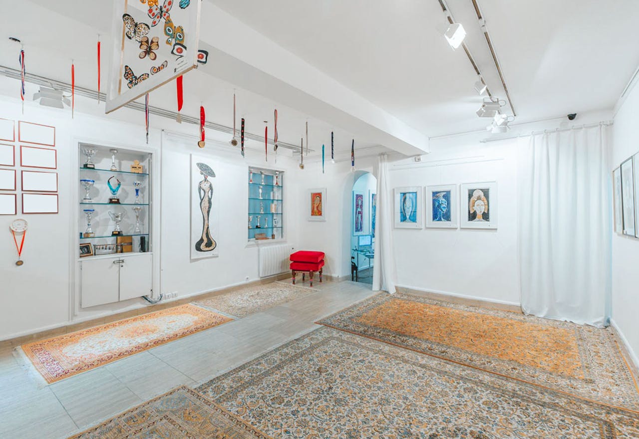 Gallery Space in Paris 6th - Image 1