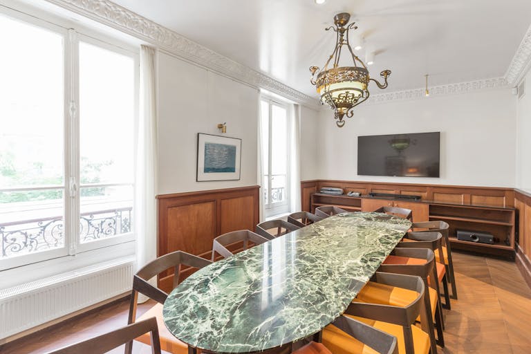 Multistory Space in Opéra - Image 2