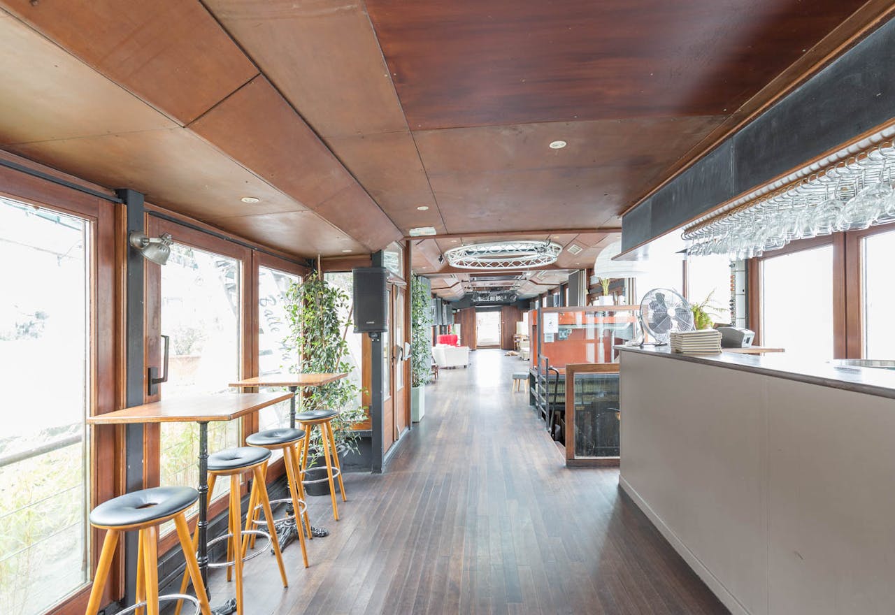 Boat Space Along the Seine - Image 0