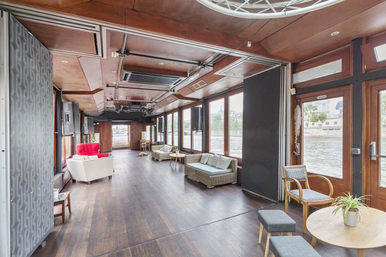 Boat Space Along the Seine - Image 1