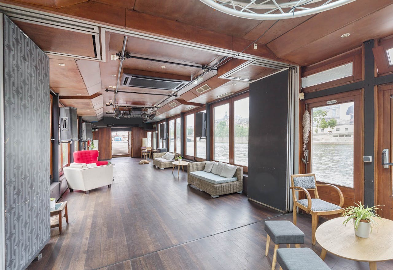 Boat Space Along the Seine - Image 1