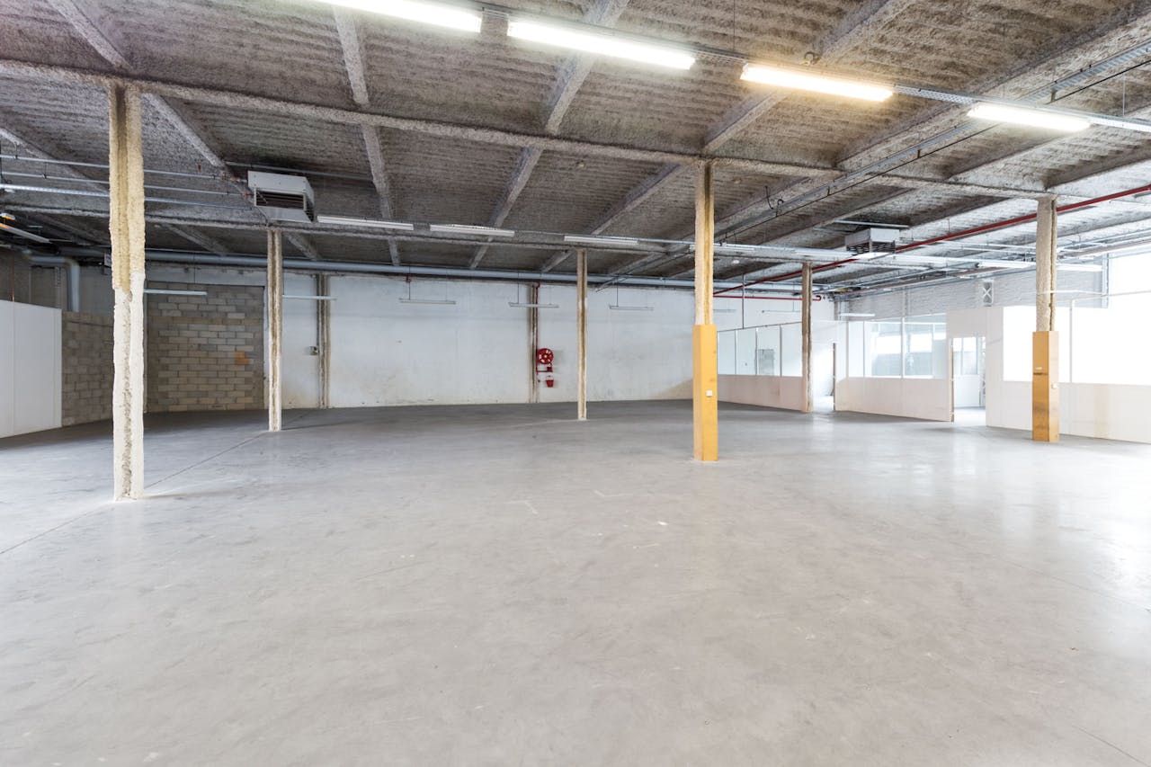 Warehouse Space Near La Chappelle - Image 1