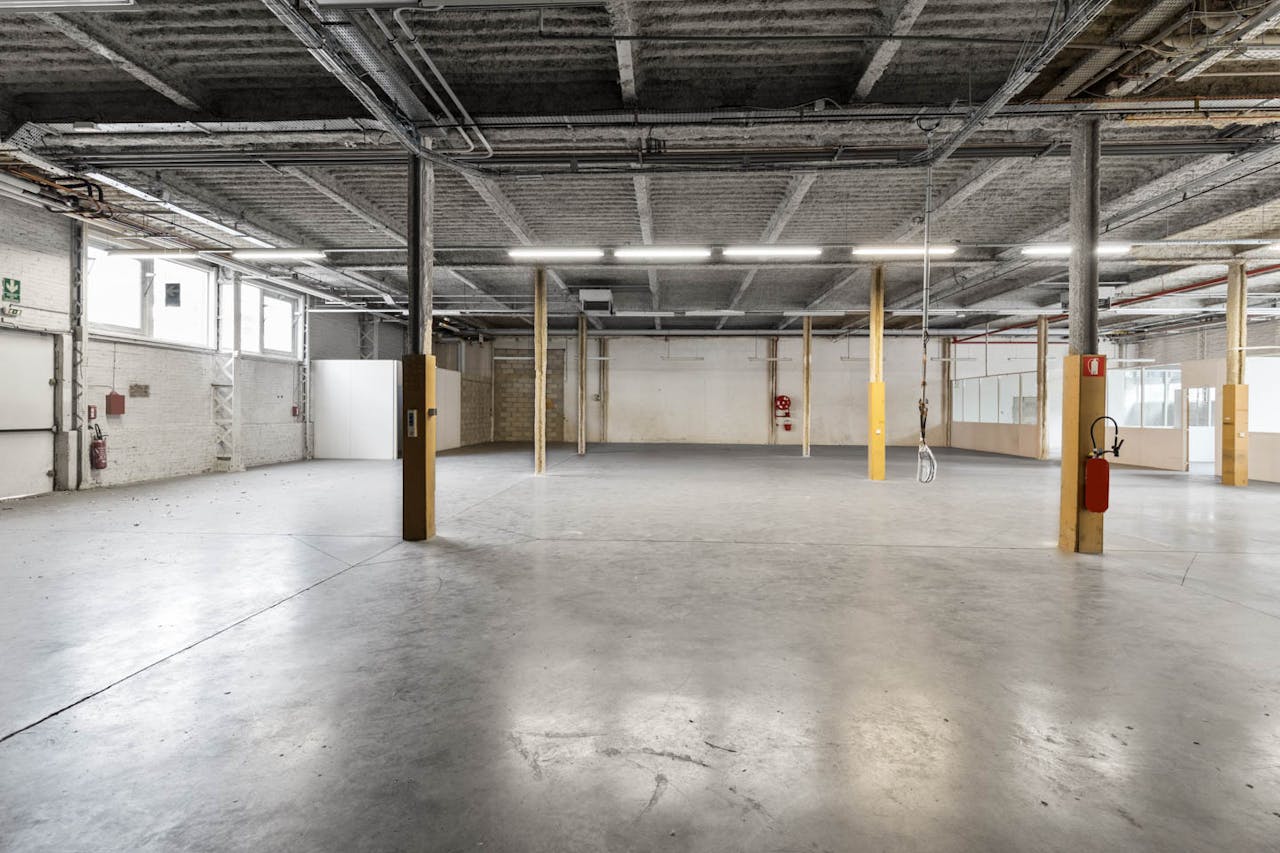 Warehouse Space Near La Chappelle - Image 2