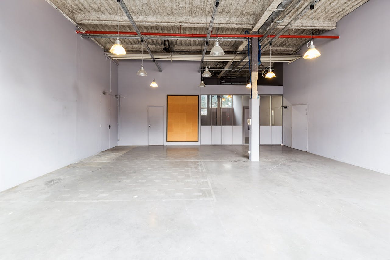 Workshop space near La Chapelle - Image 0