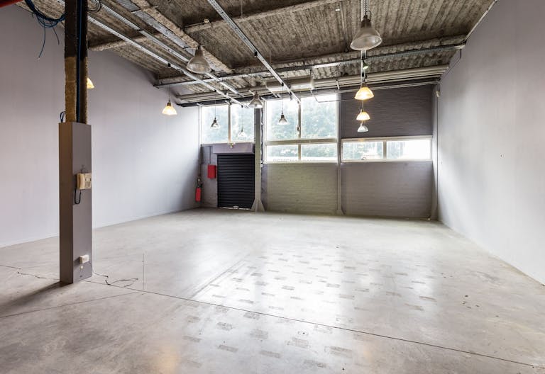 Workshop space near La Chapelle - Image 1