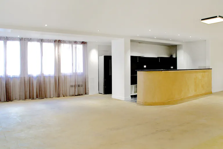 Tasteful Showroom in Ternes - Image 1