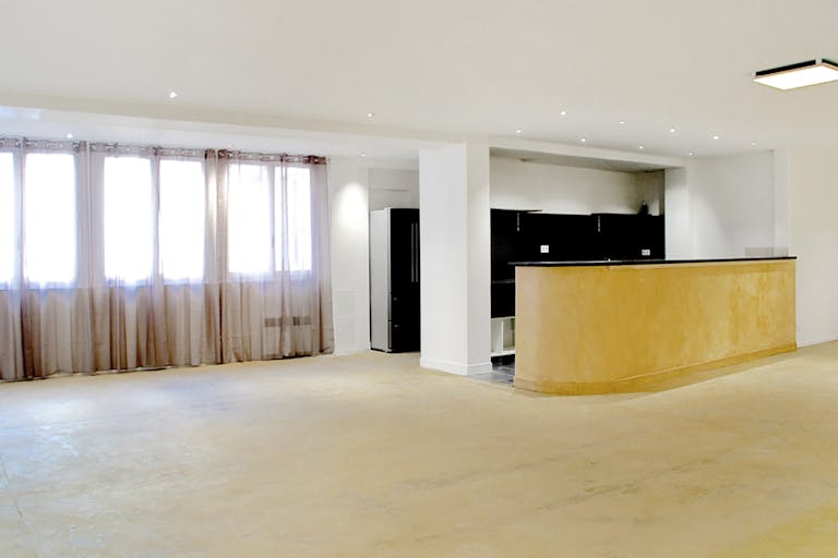 Tasteful Showroom in Ternes - Image 1