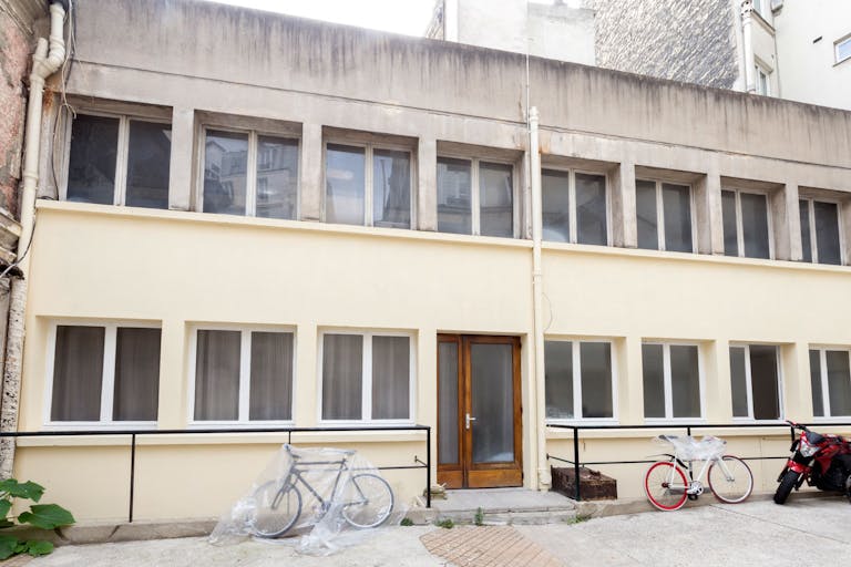 Tasteful Showroom in Ternes - Image 3