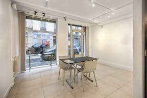 Lovely Boutique Shop in Le Marais - Image 3