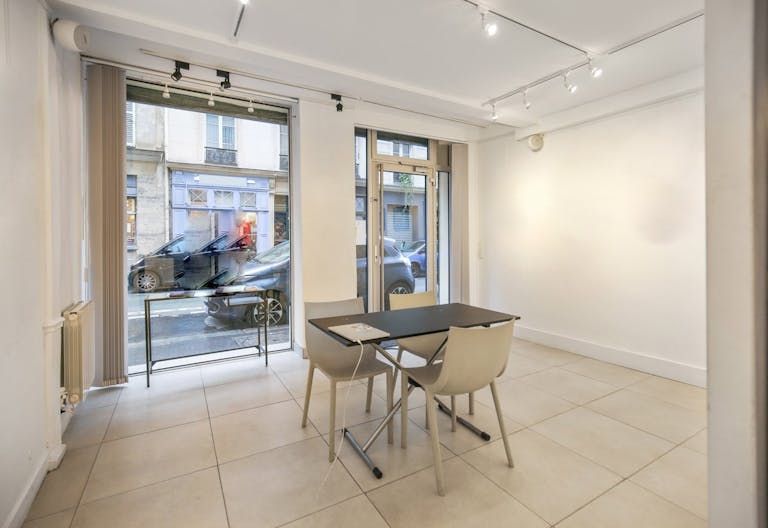 Lovely Boutique Shop in Le Marais - Image 3