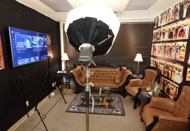 CONTENT CREATOR LOUNGE - Image 2