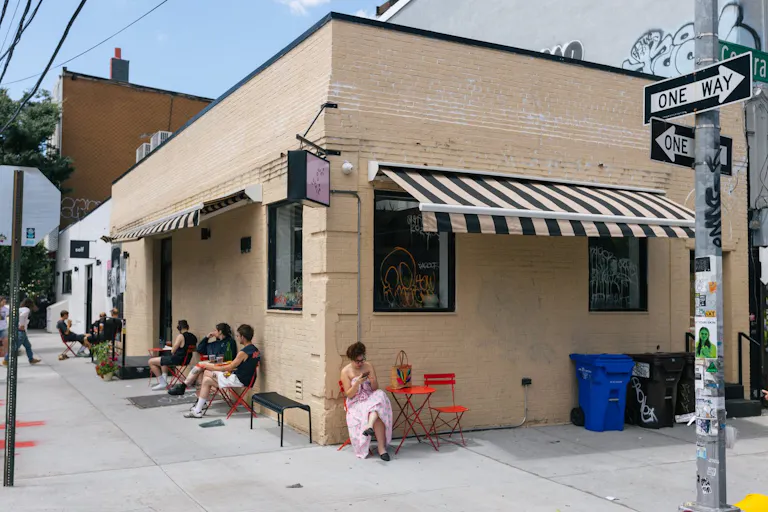 1000 square feet of ground floor cafe space and a kitchen equipped - Image 1