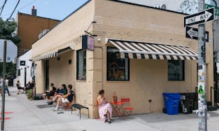 1000 square feet of ground floor cafe space and a kitchen equipped - Image 1