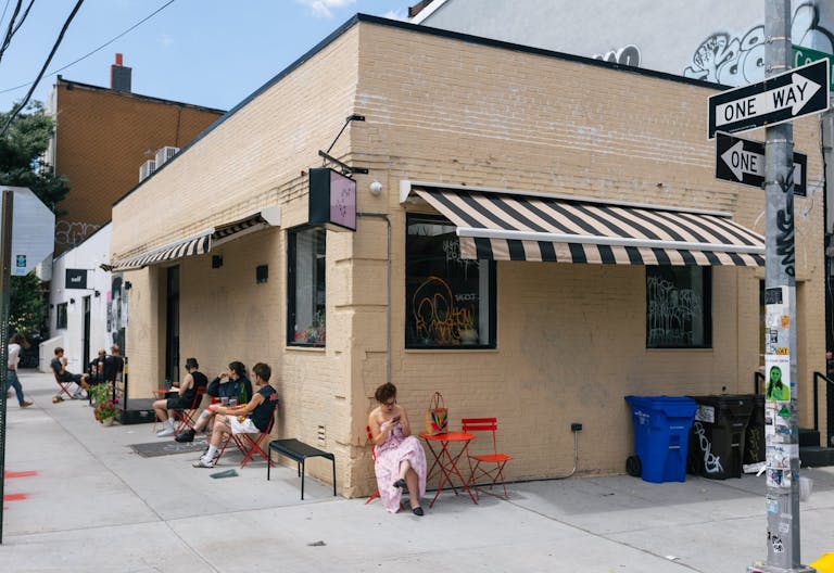 1000 square feet of ground floor cafe space and a kitchen equipped - Image 1