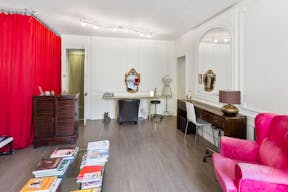 Cozy Le Marais Showroom - Image 1