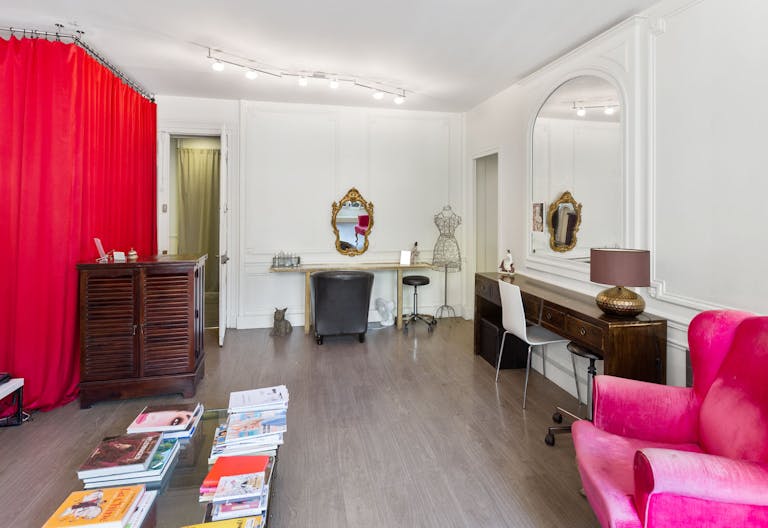 Cozy Le Marais Showroom - Image 1