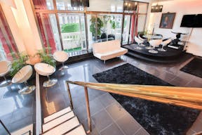 Characterful Champs-Elysées Space - Image 8