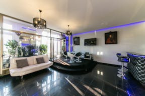 Characterful Champs-Elysées Space - Image 9