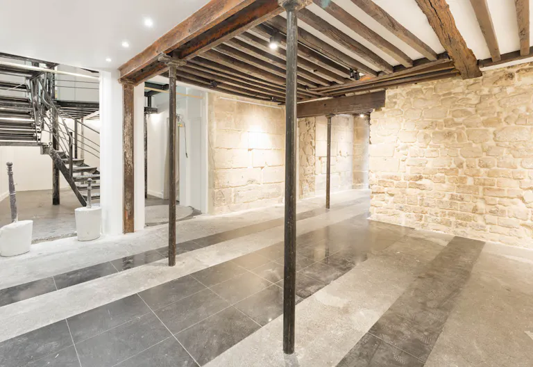 Exceptional Le Marais Retail Space - Image 2