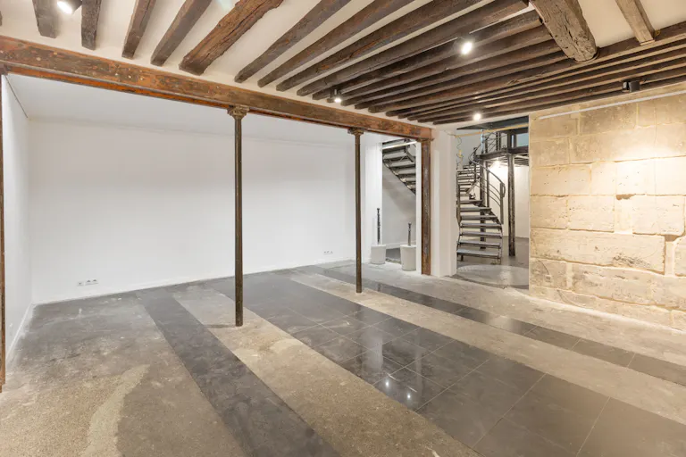 Exceptional Le Marais Retail Space - Image 4
