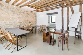 Comfortable Bastille Boutique - Image 1