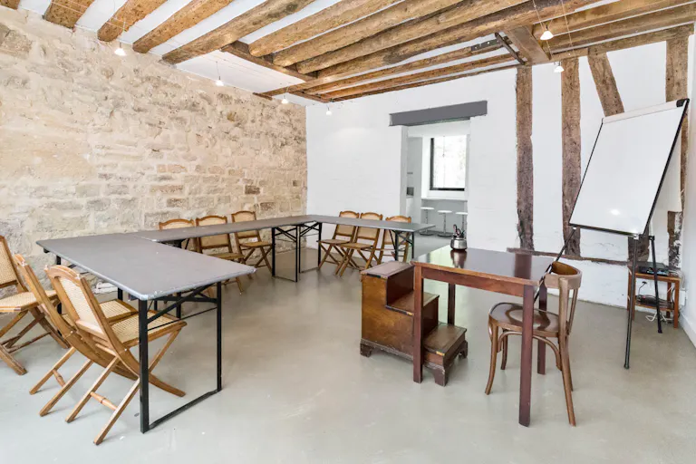 Comfortable Bastille Boutique - Image 1