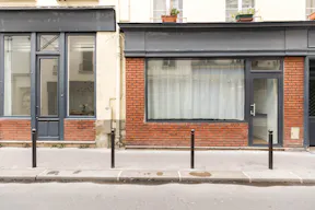 Comfortable Bastille Boutique - Image 7