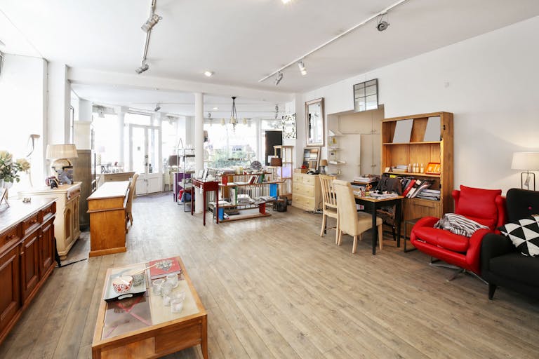 Characterful Île de La Cité Store - Image 2