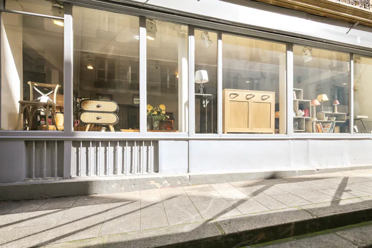 Characterful Île de La Cité Store - Image 3